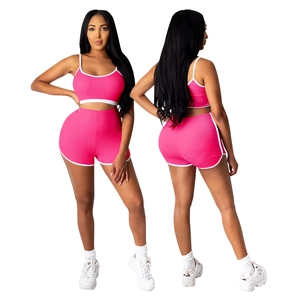 Détail de l'ensemble de yoga côtelé rose avec bordures blanches contrastées sur le short