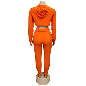 Vista posteriore del set due pezzi arancione con felpa corta e pantaloni sportivi