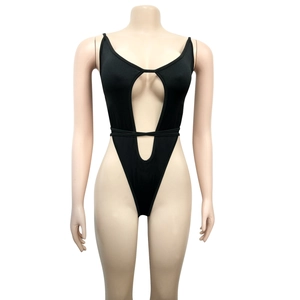 Détail d'un maillot de bain noir une pièce avec découpes sexy et coupe de jambe haute