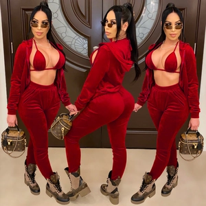 Détail du survêtement 3 pièces en velours rouge avec veste à capuche et pantalon slim