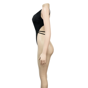 Vue latérale d'un maillot de bain noir sexy avec découpes et lanières à la taille