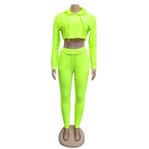 Completo sportivo due pezzi verde neon da donna con felpa corta e pantaloni a vita alta