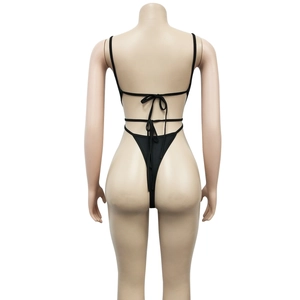 Détail arrière d'un maillot de bain noir une pièce avec lacets croisés et nœud élégant