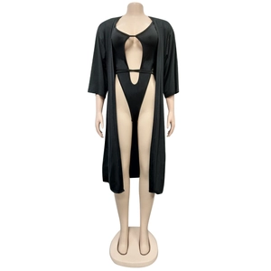 Détail d'un body noir à découpes avec cache-maillot assorti et taille à lacets croisés