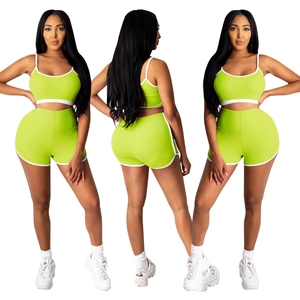 Détail d'un ensemble de yoga vert néon avec liseré blanc contrasté et haut court