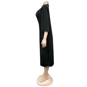 Vue latérale d'une robe longue noire à manches mi-longues avec fente sur le côté