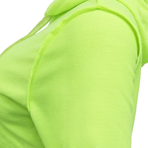Dettaglio felpa verde neon con trama a maglia, cuciture spalle e cordoncino cappuccio