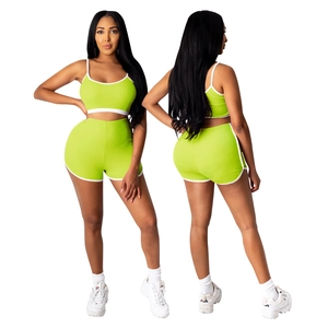 Détail de l'ensemble débardeur court et short en maille côtelée vert fluo à liseré blanc