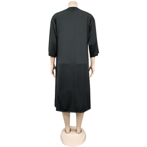 Vue arrière d'une robe midi noire minimaliste avec coupe droite et manches 3/4