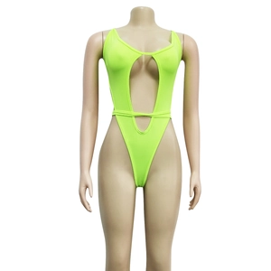 Détail de face d'un maillot de bain vert fluo découpé avec décolleté en V et liens de taille