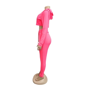 Dettaglio della felpa con cappuccio corta rosa e pantaloni sportivi slim a vita alta set