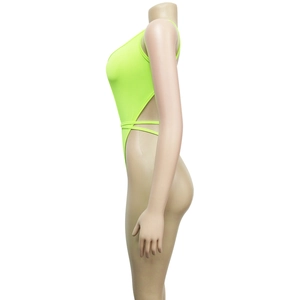 Détail du maillot de bain vert fluo avec découpes latérales et lacets décoratifs