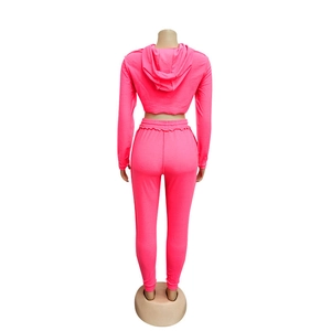 Vista posteriore di una tuta rosa con felpa corta e pantaloni con volant in vita