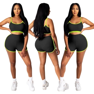 Détails de l'ensemble de yoga noir avec liseré vert fluo et texture côtelée