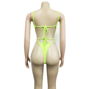 Détail macro du body dos nu vert fluo avec fines bretelles croisées à lacets sur le dos