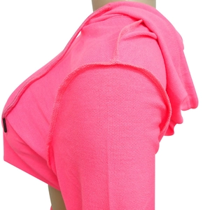 Dettaglio felpa corta rosa neon con trama a maglia e chiusura con zip nera