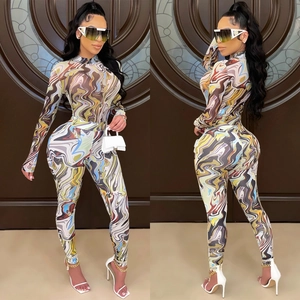 Ensemble deux pièces chic avec haut à manches longues et pantalon à imprimé marbré