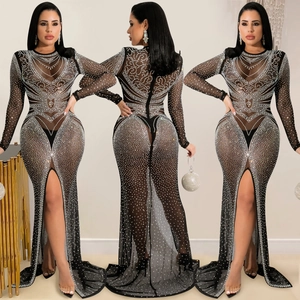 Détails de la robe en mesh transparent avec strass brillants et fente latérale haute