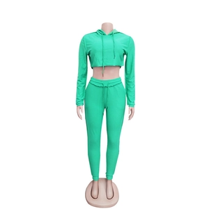 Dettaglio della tuta verde brillante a due pezzi con felpa con cappuccio corta e joggers