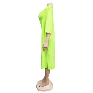 Détail d'un ensemble deux pièces vert néon avec robe moulante et cardigan à manches longues