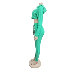 Dettaglio della tuta sportiva verde in due pezzi con felpa corta e pantaloni con coulisse