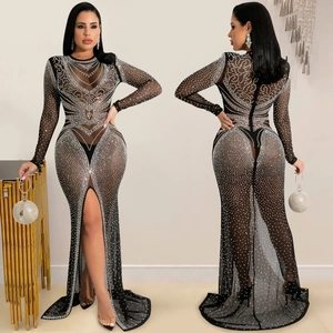 Robe longue noire en résille à manches longues, strass argentés et fente haute