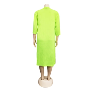 Vue arrière d'une robe en maille vert lime avec fentes latérales pour la plage