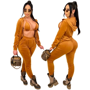 Ensemble trois pièces en velours avec veste à capuche, haut bikini et pantalon de jogging