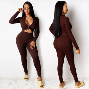 Detail van koffiebruine gebreide tweedelige set met crop top met rits en legging met hoge taille