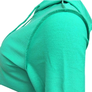 Dettaglio ravvicinato delle cuciture sulla spalla di questa felpa con cappuccio verde