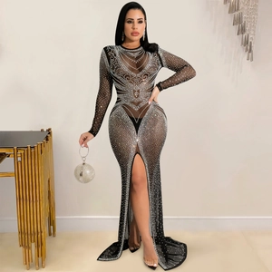 Robe maxi élégante en maille noire à manches longues avec strass argentés et fente