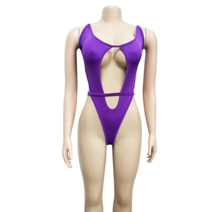 Détail d'un maillot de bain violet ajouré avec ceinture et coupe de jambe haute