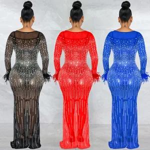 Dettaglio posteriore di abiti da festa in rete con strass e polsini in piume in tre colori