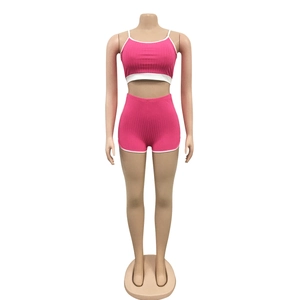 Détail d'un ensemble de yoga côtelé rose avec un caraco court et un short à taille haute