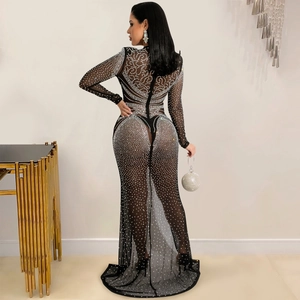 Détail macro de la maille noire transparente avec motifs de strass argentés complexes