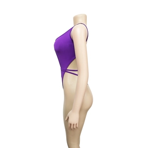 Détail du maillot de bain violet une pièce asymétrique avec laçage latéral ajouré