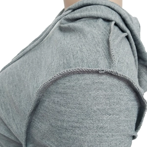 Dettagli della felpa grigia con cappuccio che mostrano cuciture e trama del tessuto a maglia