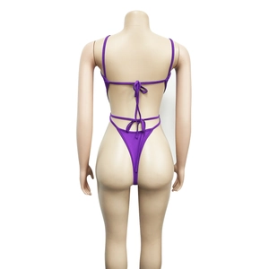 Vue arrière du body dos nu violet avec fines bretelles et laçage sur un mannequin