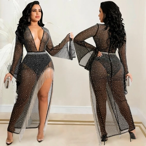 Abito lungo sexy in rete nera con scollo a V, strass e spacco laterale con nappe