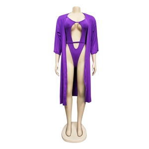 Détail d'un ensemble violet deux pièces avec body ajouré et gilet à manches longues