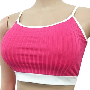 Détail du débardeur de yoga côtelé rose avec bordures contrastées blanches et ourlet