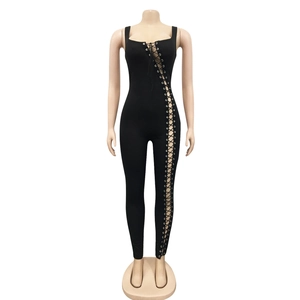 Détail de la combinaison noire avec laçage latéral, œillets métalliques et tissu côtelé