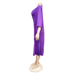 Vue détaillée d'un ensemble violet comprenant un cardigan long et une robe