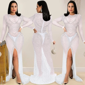 Détail de strass étincelants sur une robe de soirée blanche transparente à manches longues