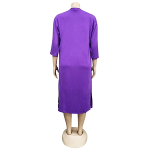 Robe en maille violette à manches trois-quarts avec fentes latérales et col rond