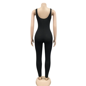 Vue détaillée du dos d'une combinaison sans manches en maille côtelée noire sur mannequin