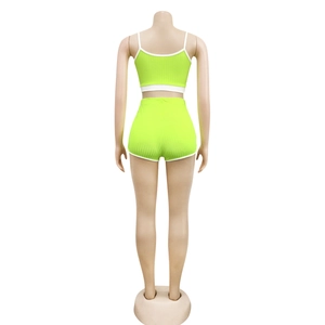 Vue arrière de l'ensemble de yoga vert fluo côtelé avec bordure blanche et short