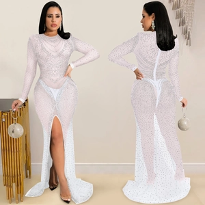 Vue détaillée avant et arrière d'une robe de soirée blanche avec strass et fente haute