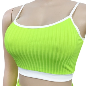 Détail du débardeur de yoga en maille côtelée vert fluo avec bordures contrastées blanches