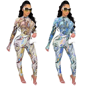 Détail d'un ensemble deux pièces à imprimé marbre artistique avec legging élastique